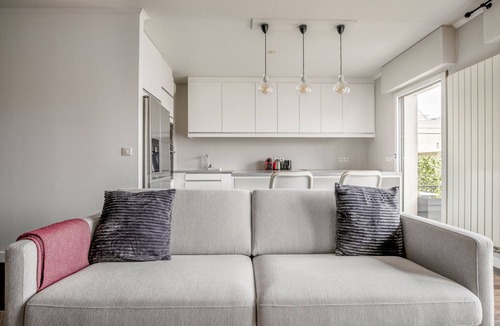 Levallois-Perret Apartment | Blueground | Levallois Perret, balcony, nr offices