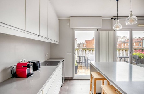 Levallois-Perret Apartment | Blueground | Levallois Perret, balcony, nr offices