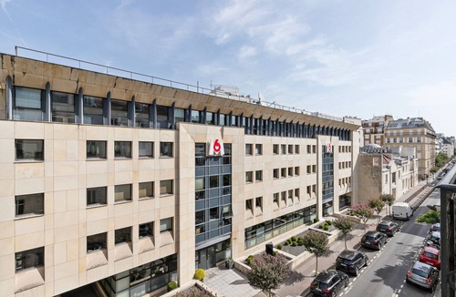 17th Arrondissement Batignolles-Monceau Apartment | Blueground | Neuilly, nr dining, gardens & shops