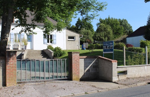 Moyenneville Cottage | Bright cottage with terrace and garden ideal for visiting the region
