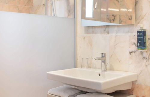 Saint-Sylvain-d'Anjou Hotel | Brit Hotel Angers Parc Expo - L'Acropole