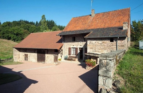 Curtil-sous-Buffieres Cottage | Burgundy farmhouse converted into a gîte in a quiet hamlet