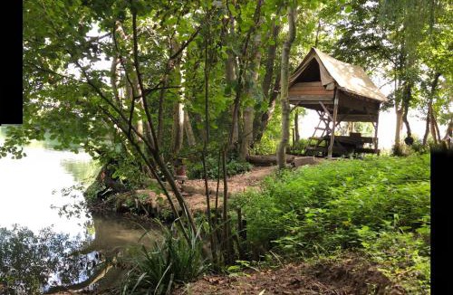 Saint-Jean-les-Deux-Jumeaux Other | cabane sur pilotis les pieds dans l'eau
