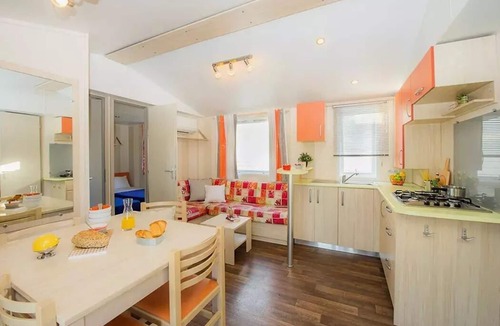 Poilly-lez-Gien House | Campsite Les Bois du Bardelet* - Comfort Mobile Home 4 Rooms 6 People Air Conditioned