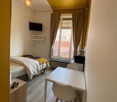 Roubaix Apartment | Capstay Roubaix Lille private shower & Netflix