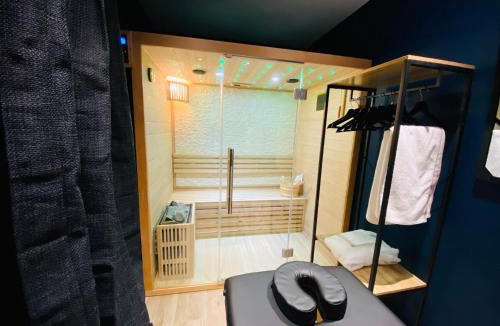 Valenciennes Apartment | Capsule Temps suspendu - balnéo, home cinema & billard