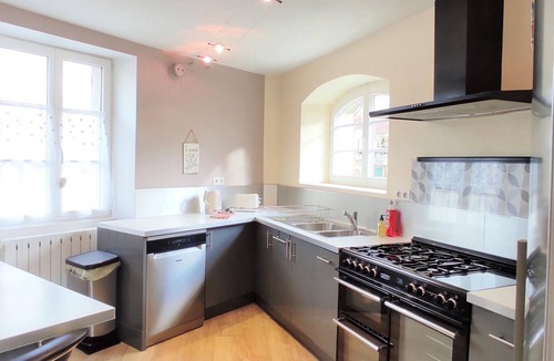 Royallieu Village Cottage | Central Compiègne Retreat: Cozy 1BR Cottage with Private Terrace and Modern Amenities