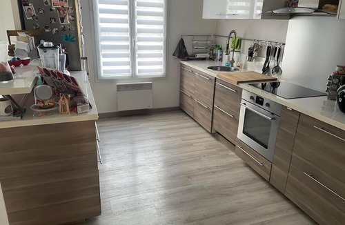 Pierrefonds Apartment | centre Pierrefonds superbe appartement + parking