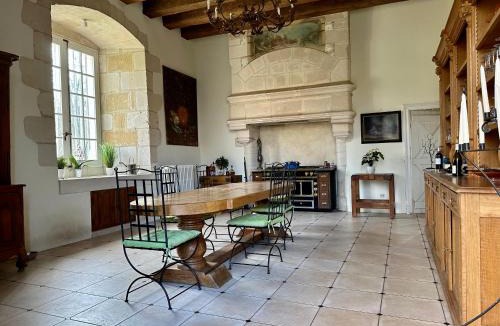 Artannes-sur-Indre House | Château des Archevêques avec parc dans un village