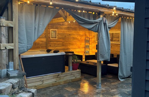 Asnieres-sur-Oise Ski Chalet | Chalet and Spa in the heart of nature. Private garden and jacuzzi!