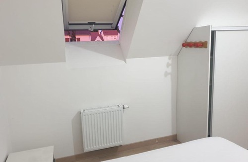 Dammartin-en-Goele House | Chambre privative avec ventilateur portable