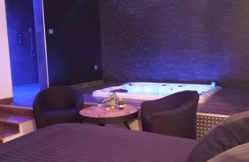 Ferriere-la-Grande Apartment | chambre romantique avec spa privatif