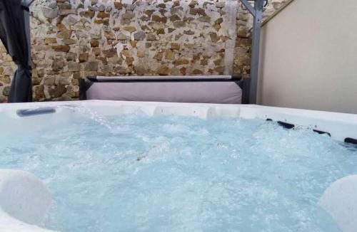 Thiers-sur-Theve Bed & Breakfast | Chambre spacieuse, jacuzzi, proche parc Astérix