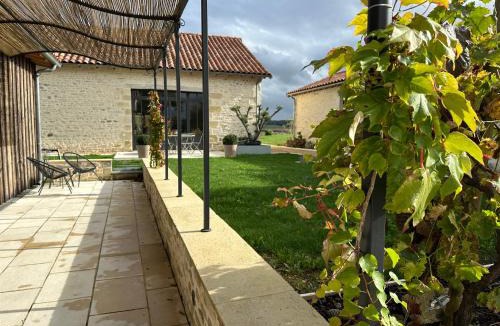 Beaumont Saint-Cyr Bed & Breakfast | Chambre Tuffeau "Belle An Pierre chambres d hôtes & spa"