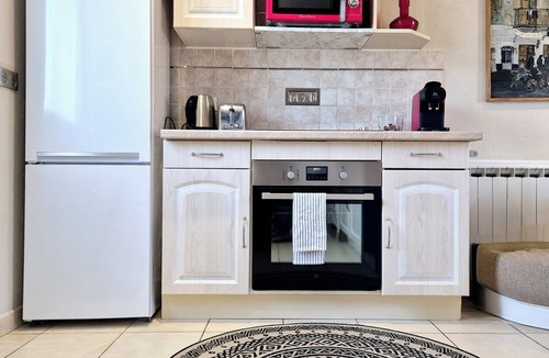 Chantilly House | Chantilly gardens, 3-storey maisonette next to the station.