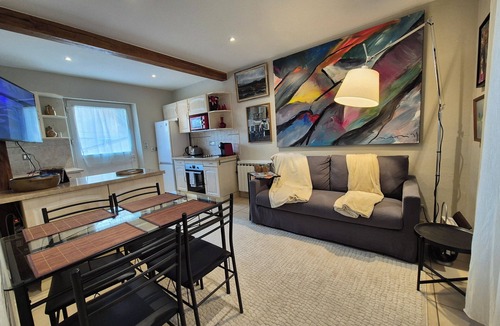 Chantilly House | Chantilly gardens, 3-storey maisonette next to the station.