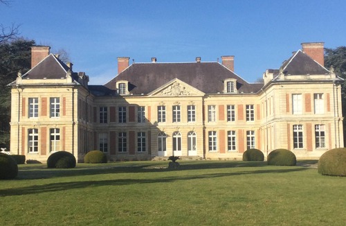 Courcelles-sous-Moyencourt Cottage | Character house within the castle grounds with discovery of llamas