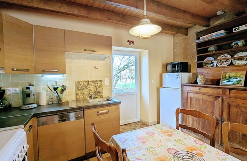 Saint-Hilaire-sur-Benaize Cottage | Charming Countryside Retreat: Cozy 1BR Cottage with Private Courtyard and Bike Trails Nearby