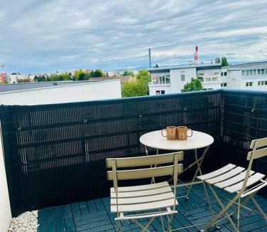 Poteries Apartment | Charmant Studio Neuf, Hypercentre, Parking, Balcon
