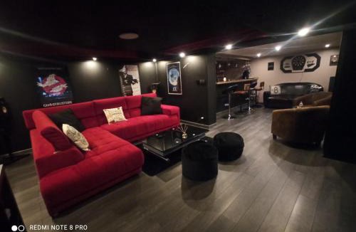 Auffargis Villa | Charmante maison avec piscine chauffée, salle de cinéma et bar