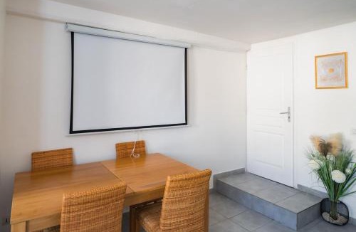 Nemours Apartment | Charme ancien à 200M Château