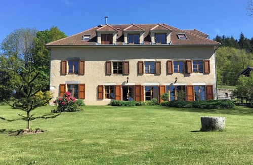 Saint-Victor-Montvianeix Bed & Breakfast | Charming double room, in the middle of a wooded park, away from the noise