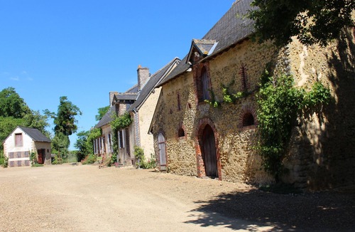 Berfay Cottage | Charming 17th Century House with Modern Comforts, Large Garden, Garage, and Outdoor Activities