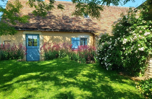 Asnieres sur Vegre Cottage | Charming 19th Century Cottage with Large Garden and River Access, Near Medieval Village