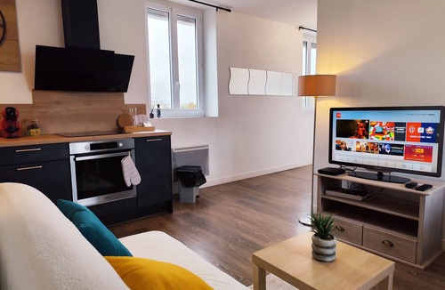 Margny-les-Compiegne Apartment | Charming 2-bedroom apartment in pleasant Compiègne with WiFi