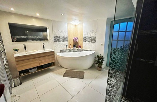 Jouy-sur-Morin House | Charming bourgeois house 1 hour from Paris - 12 travellers - garden 3,370 sqm