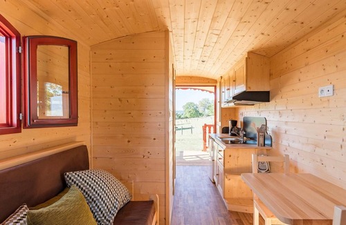 Vy-le-Ferroux Cottage | Charming Caravan with Views of the Saône Valley