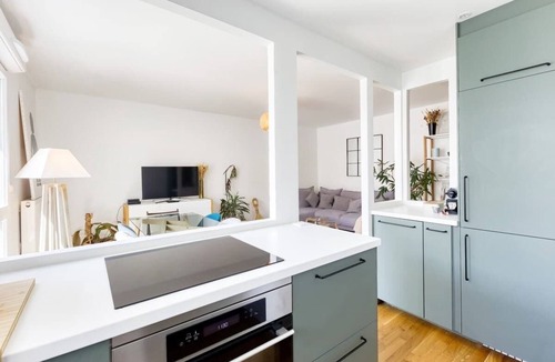 Levallois-Perret Apartment | Charming central apartment with Balcony and City View