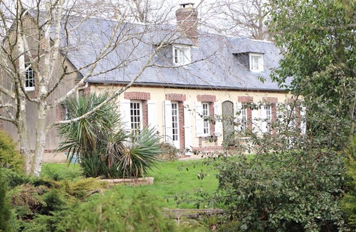 Saint-Pierre-des-Loges Cottage | Charming Manor with Private Garden, Fireplace, and Forest Access