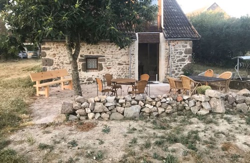 Genouillac House | Charming gîte with view near swimming lake