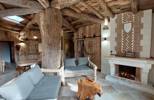 Crouy-sur-Cosson Cottage | Charming Hobbit House with Oak Tree, Near Château de Chambord, Amenities Included