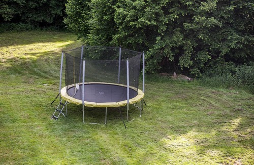 Chigy House | Charming house, terrace, swimming pool, Jacuzzi, trampoline and ping pong table