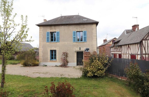 Le Sap Cottage | Charming House with Enclosed Garden, Kid's Play Area, and Electric Car Charging - Central Location