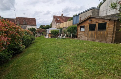 Le Blanc Apartment | Charming loft in old town, free parking nearby, close to Naillac castle