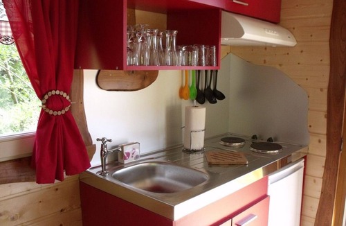 Ferdrupt Cottage | Charming Roulotte Stay: Streamside Serenity, Sauna, Massage & Ideal for Family or Friends