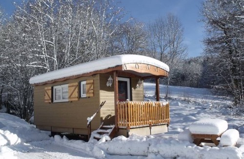 Ferdrupt Cottage | Charming Roulotte Stay: Streamside Serenity, Sauna, Massage & Ideal for Family or Friends