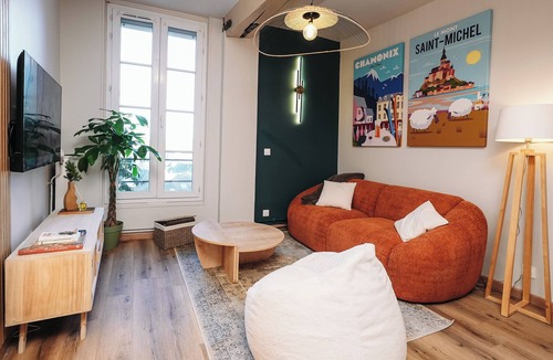 Chartres Apartment | Charming urban retreat with city views