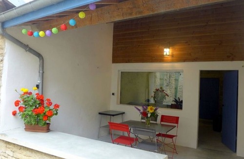 Chateauvillain Cottage | Charming Village Home: Scenic Walks, Close to Attractions, Sleeps 4