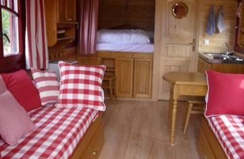 Chantenay-Villedieu Cottage | Charming Wooden Caravan in Bucolic Valley with Terrace & Family-Friendly Amenities