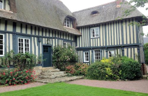 Saint-Pierre-le-Vieux House | Chaumiere Bleue