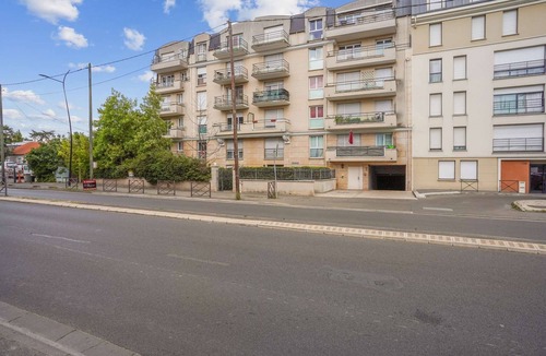Sartrouville Apartment | Chic apart with terrace and parking