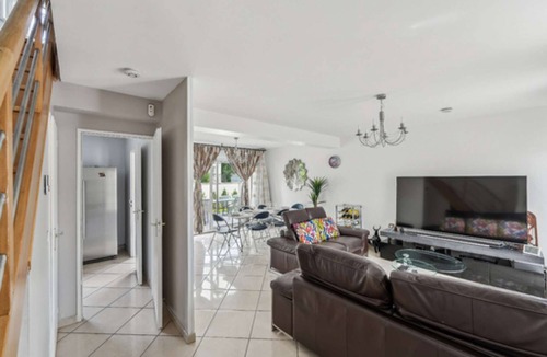 Villabe Villa | Chic friendly and spacious house with parking, terrasse and garden