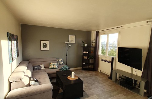 Coteaux Ouest Apartment | Clock apartment near quai de Seine and di center