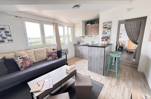 Saint-Desir Apartment | Cocoonlis, Charmant 2 Pièces au Cœur de la Ville Avec vue sur la Basilique