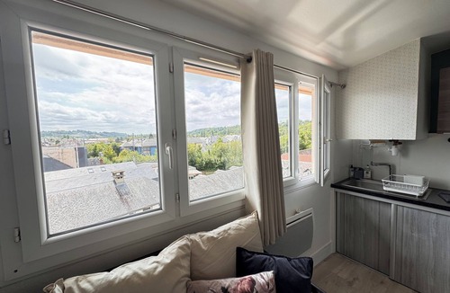 Saint-Desir Apartment | Cocoonlis, Charmant 2 Pièces au Cœur de la Ville Avec vue sur la Basilique
