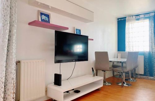Faubourg de l'Arche Apartment | Comfortable 50 m apartment with parking